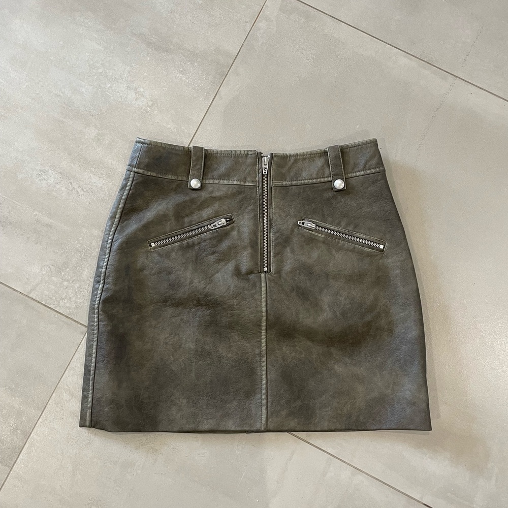 BLANKNYC wild world vegan leather skirt
In brown - size 27